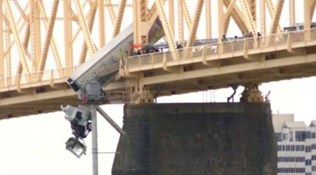Bombeiros salvam motorista de caminhão pendurado em ponte - Heróis da vida real